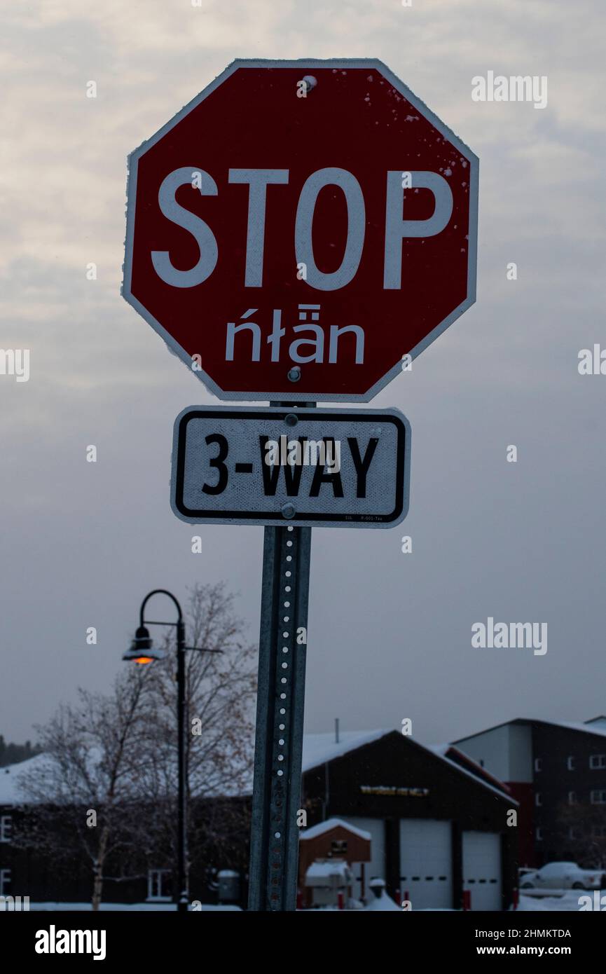 Zweisprachiges Stoppschild in Whitehorse, Yukon, Kanada Stockfoto