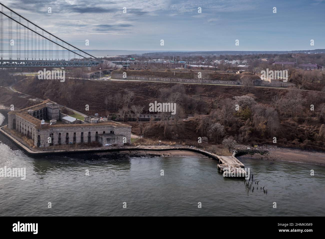 Luftaufnahme von Fort Wadsworth und Fort Thompson, ehemaligen US-Militäreinrichtungen auf Staten Island in New York City unterhalb der Verrazzano-Brücke Stockfoto