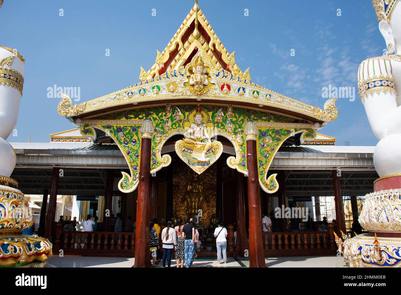 Ucosot Ordinationshallen Gebäude für thailänder Reise Besuch Respect Praying buddha in Wat Charoen Rat Bamrung oder Nong Pong NOK Tempel in Kamphaeng S Stockfoto