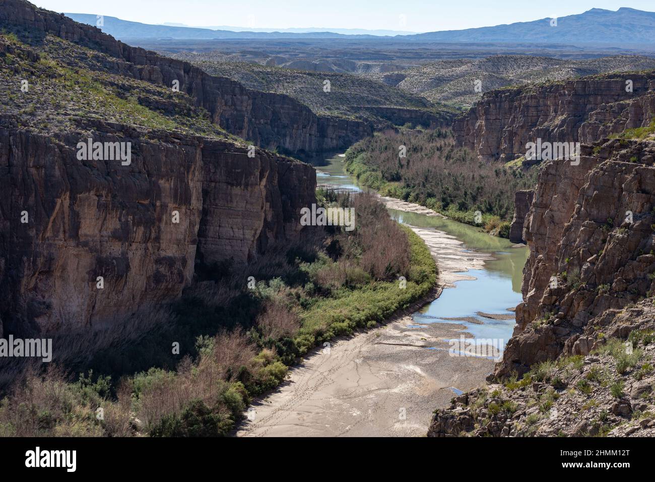 Der Rio Grande fließt kaum durch den Hot Springs Canyon im Big Bend National Park. Stockfoto