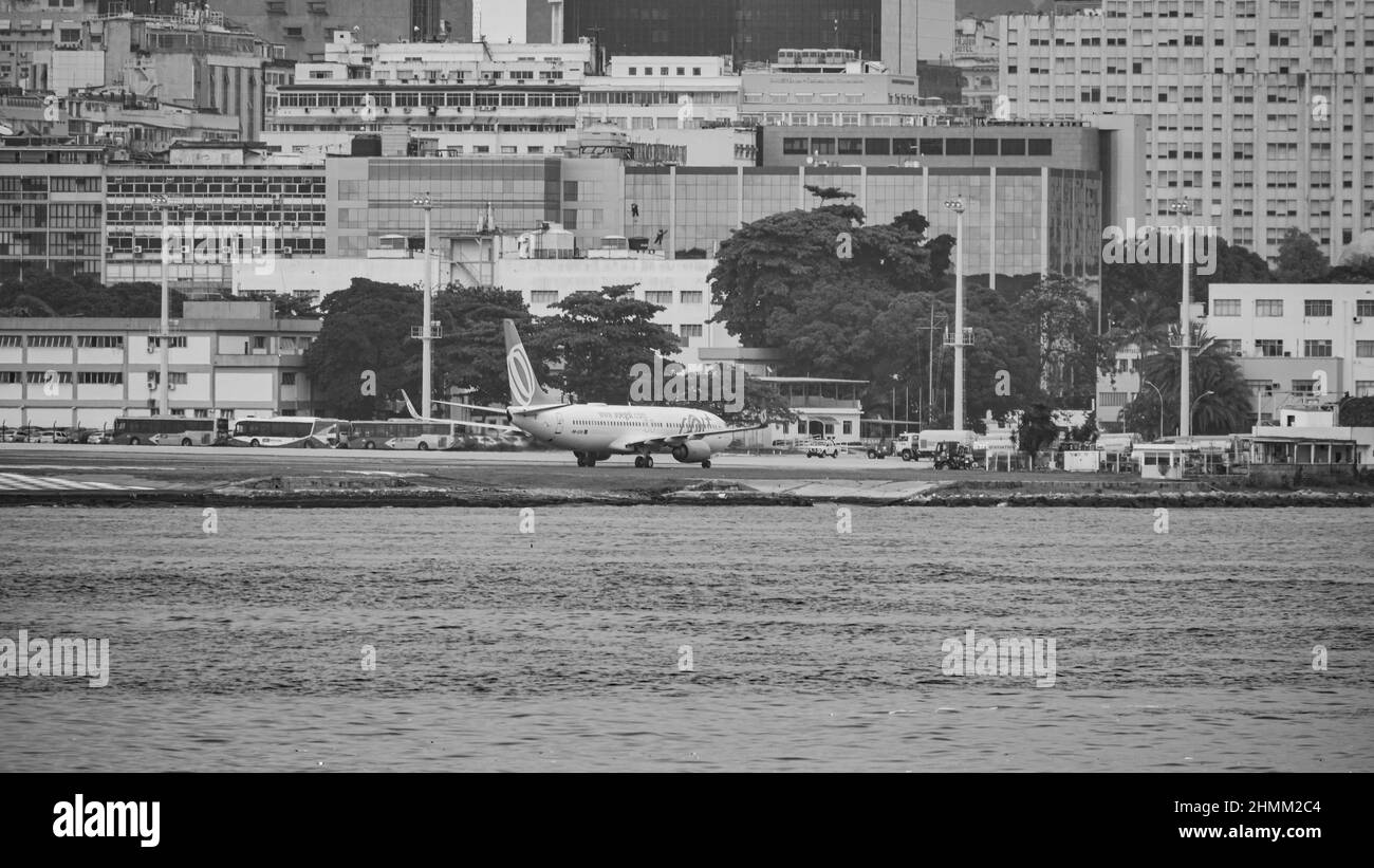 Rio de Janeiro, Brasilien - UM 2020: Brasilianisches Verkehrsflugzeug rollt auf der Start- und Landebahn des Nationalflughafens Santos Dumont Stockfoto