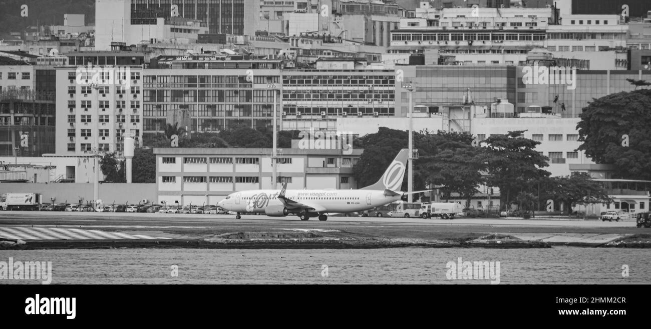 Rio de Janeiro, Brasilien - UM 2020: Brasilianisches Verkehrsflugzeug rollt auf der Start- und Landebahn des Nationalflughafens Santos Dumont Stockfoto