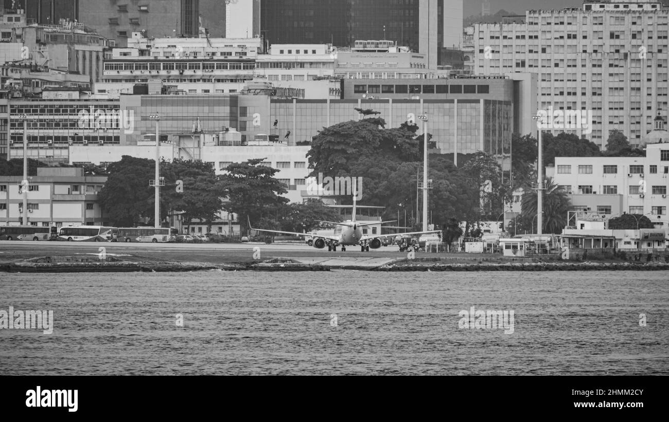 Rio de Janeiro, Brasilien - UM 2020: Brasilianisches Verkehrsflugzeug rollt auf der Start- und Landebahn des Nationalflughafens Santos Dumont Stockfoto