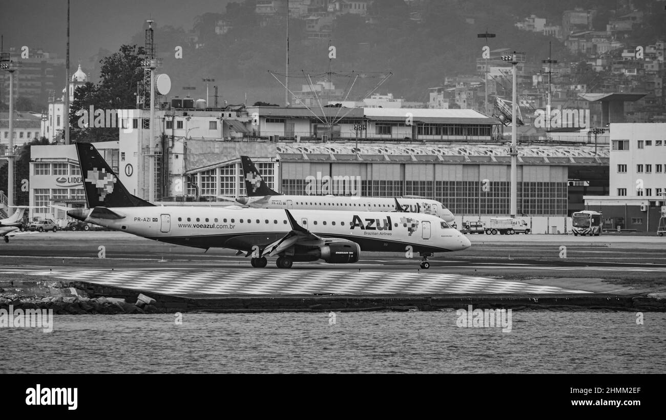 Rio de Janeiro, Brasilien - UM 2020: Brasilianisches Verkehrsflugzeug rollt auf der Start- und Landebahn des Nationalflughafens Santos Dumont Stockfoto