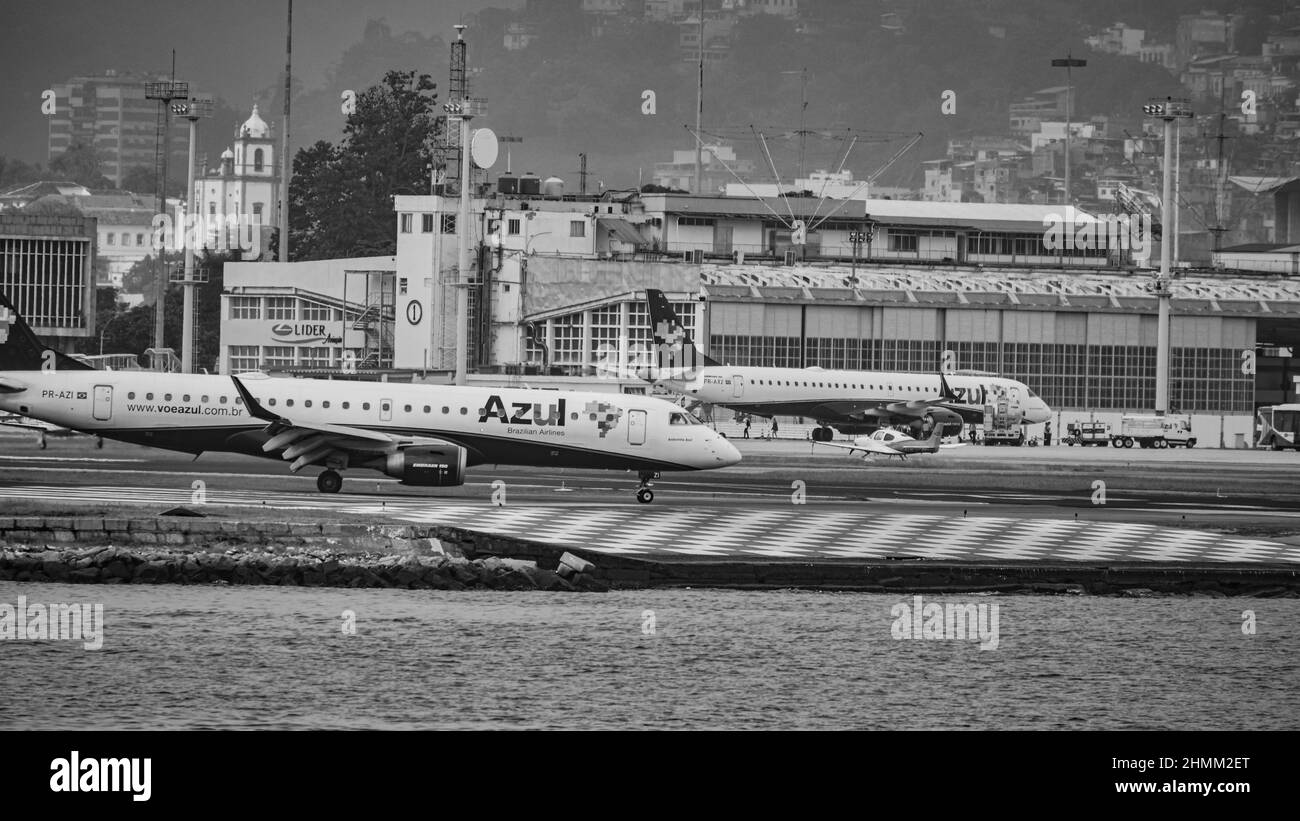 Rio de Janeiro, Brasilien - UM 2020: Brasilianisches Verkehrsflugzeug rollt auf der Start- und Landebahn des Nationalflughafens Santos Dumont Stockfoto