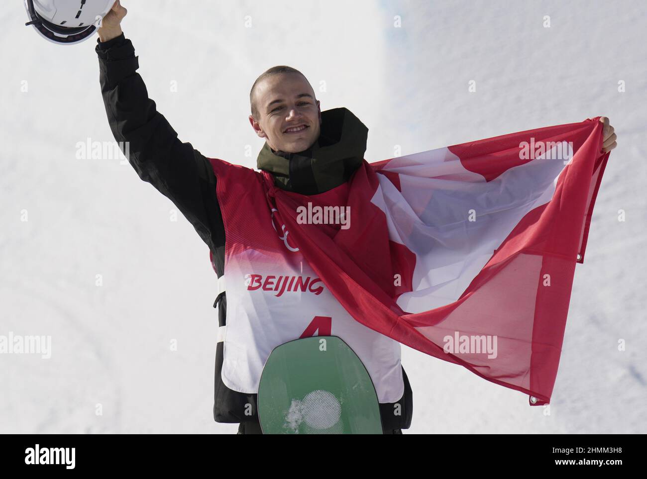 Zhangjiakou, China. 11th. Februar 2022. Der Schweizer Bronzemedaillengewinnerin Jan Scherrer steht nach dem Snowboard Halfpipe-Finale der Herren 2022 bei den Olympischen Winterspielen in Zhangjiakou, China, am Freitag, den 11. Februar 2022, mit seiner Nationalflagge auf dem Podium. Der japanische Ayumu Hirano gewann die Goldmedaille und der australische Scotty James die Silbermedaille. Foto von Bob Strong/UPI . Kredit: UPI/Alamy Live Nachrichten Stockfoto