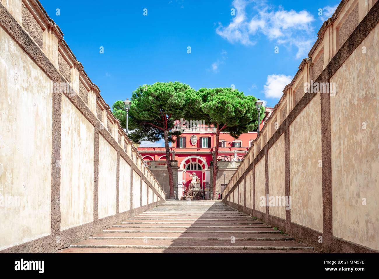 Die hintere Außentreppe des Palazzo Barberini, die in den geheimen Garten führt. Es handelt sich um einen Palast aus dem 17th. Jahrhundert in Rione Trevi, Rom, Italien. Stockfoto