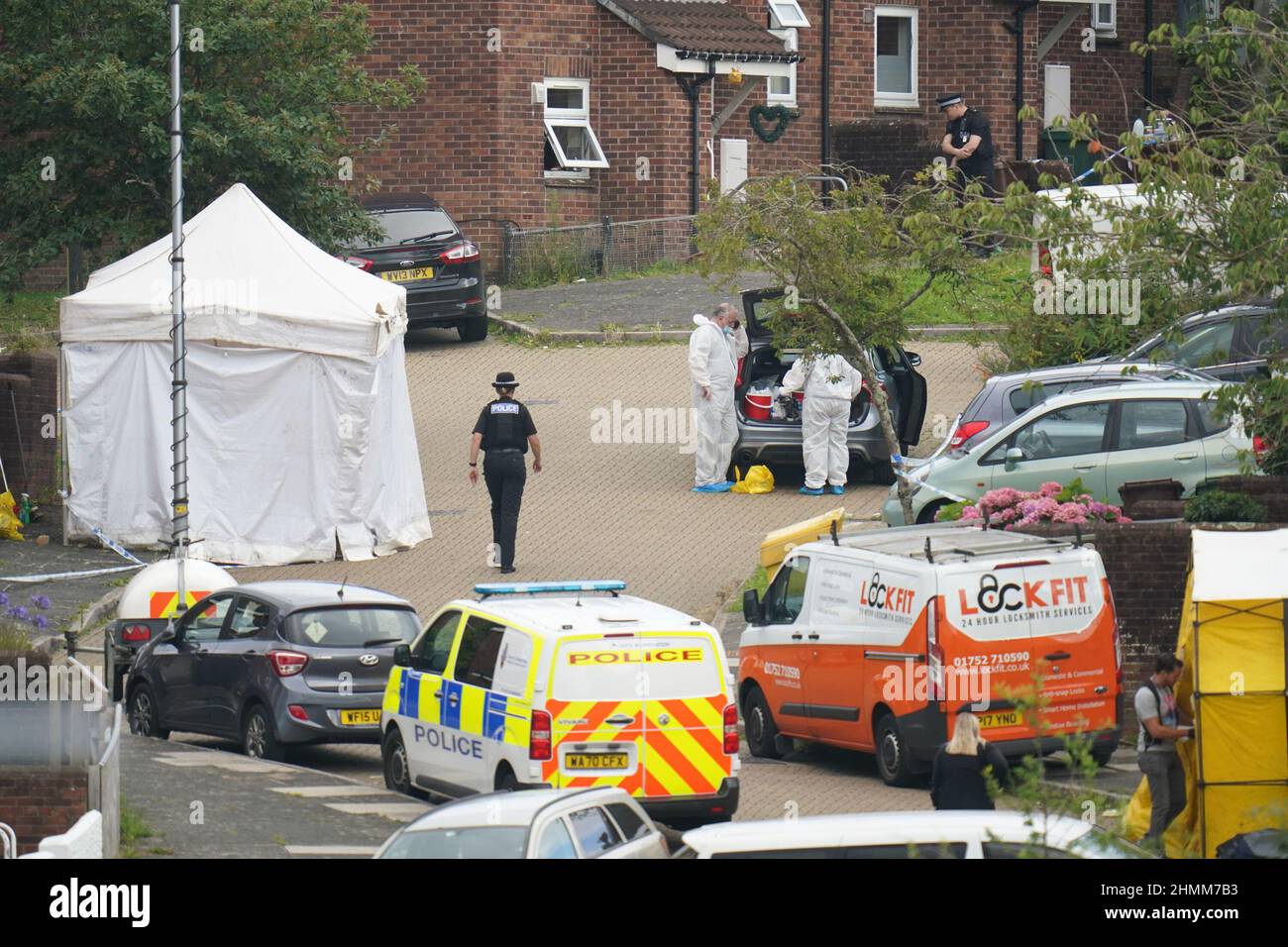 Aktenfoto vom 13/8/2021 von forensischen Polizeibeamten am Tatort im Biddick Drive in der Gegend von Keyham in Plymouth, wo sechs Personen, darunter der Täter, bei einem Schusswaffenereignis an Schussverletzungen starben. Sechs Monate nach einer der schlimmsten Massenerschießungen Großbritanniens könnte es viele Jahre dauern, bis sich die Gemeinde Keyham in Plymouth erholt hat, so der Ratsvorsitzende. Am 12. August letzten Jahres tötete Jake Davison, 22, seine Mutter, Maxine Davison, 51, Nach einer Reihe und dann schoss vier andere in einem 12-minütigen Angriff tot. Ausgabedatum: Freitag, 11. Februar 2022. Stockfoto