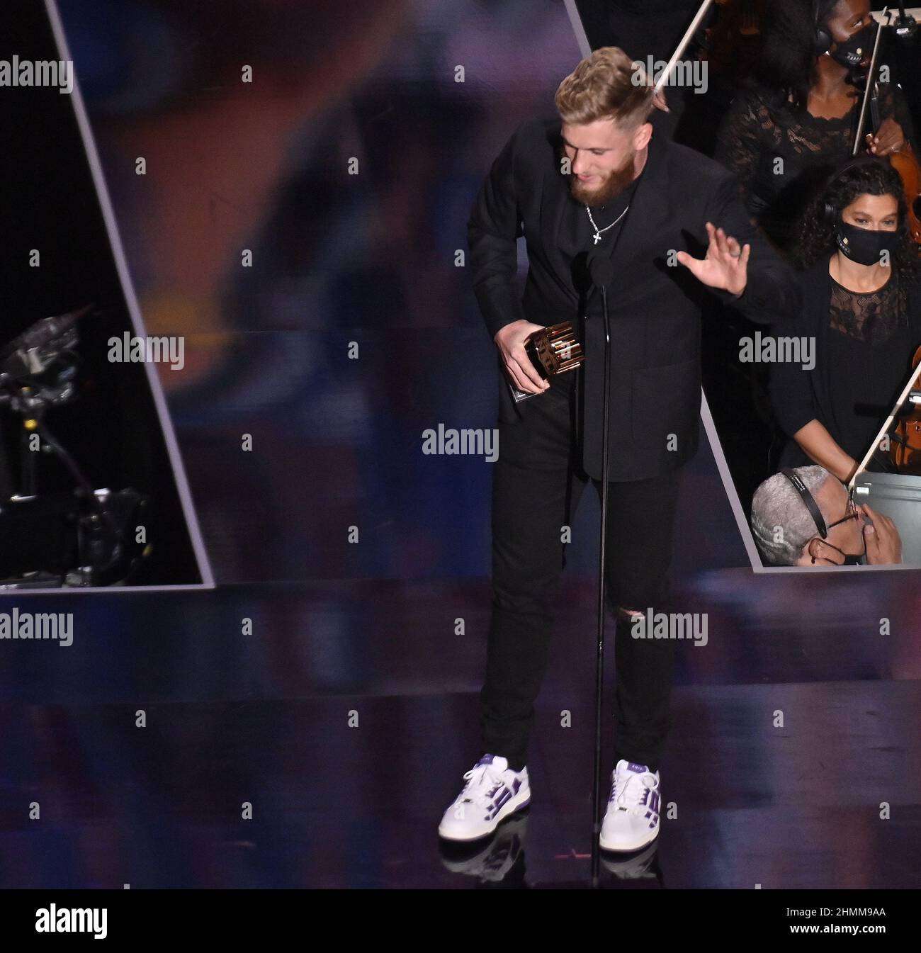 Inglewood, Usa. 11th. Februar 2022. Der breite Empfänger Copper Kupp von RAMS nimmt den AP Offensive Player of the Year Award während der NFL Honors, ABC-Live-Sendung, die am Donnerstag, 10. Februar 2022, im YouTube Theatre in Inglewood, Kalifornien, stattfand, entgegen. Foto von Jim Ruymen/UPI Credit: UPI/Alamy Live News Stockfoto