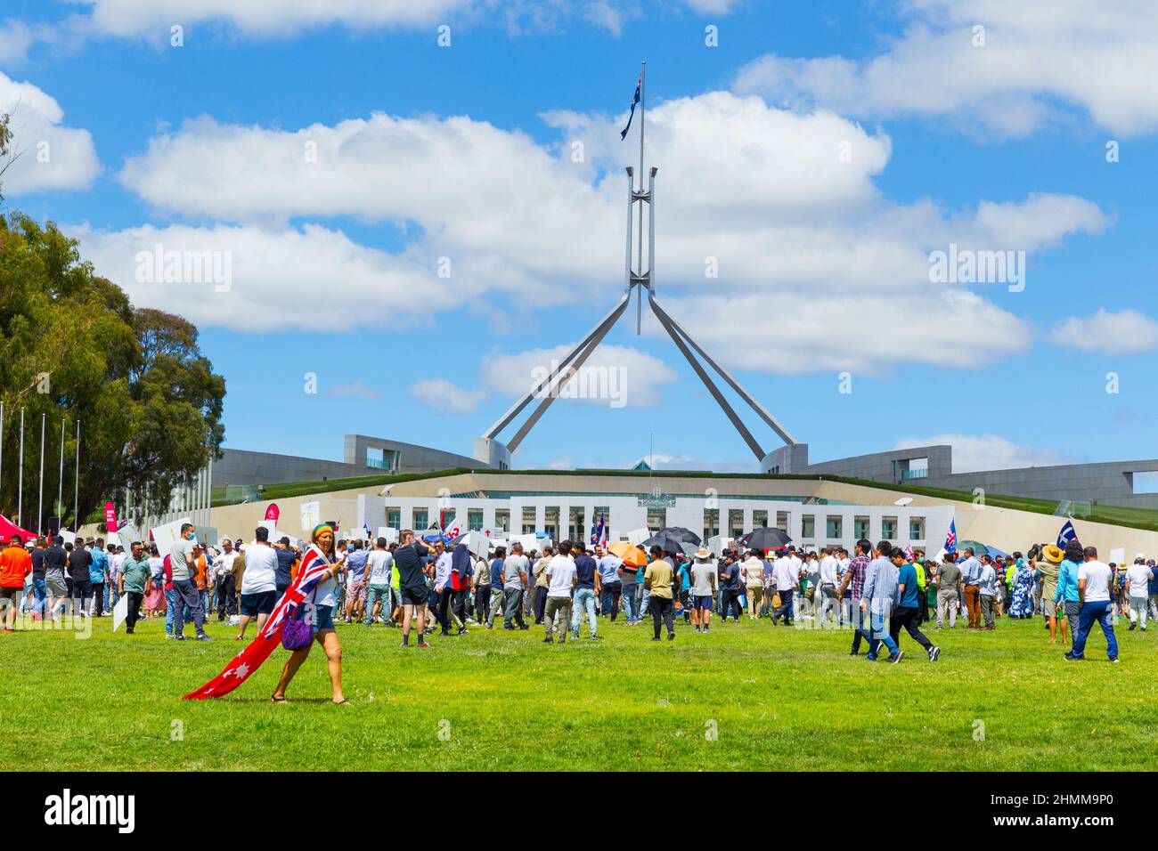 Der „Konvoi nach Canberra“-Coronavirus-Protest fand auf dem Capital Hill zwischen dem Alten und dem Neuen Parlament in Canberra, Australien, statt Stockfoto