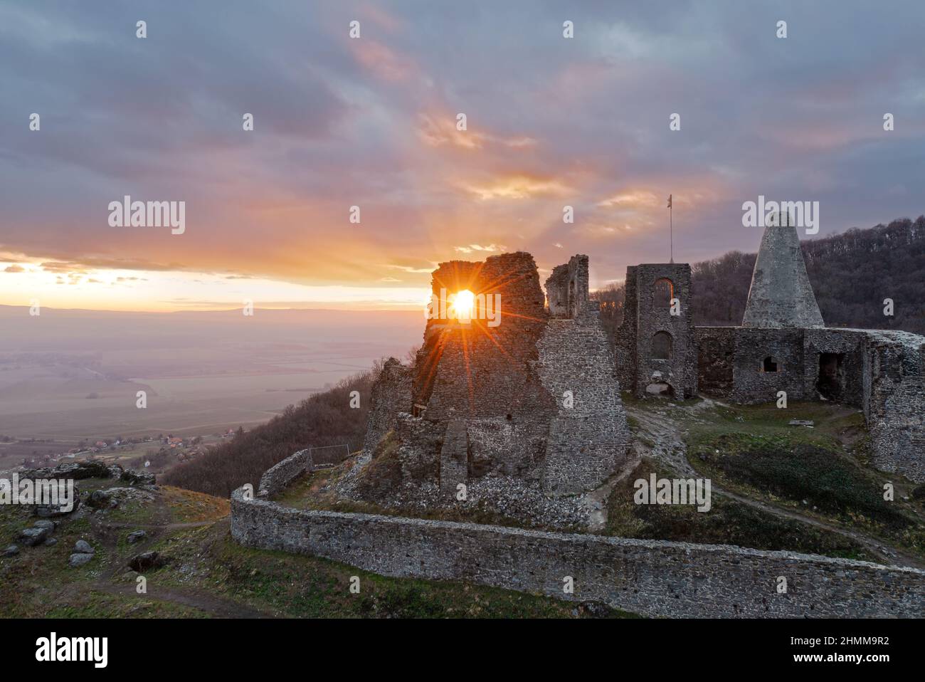 Schloss Somolo mittelalterliche Ruinen im Dorf Doba Ungarn. Dieser Ort ist ein Teil des Bakony Berges. Historische Ruinen. Der ungarische Name ist Somlói vár Stockfoto