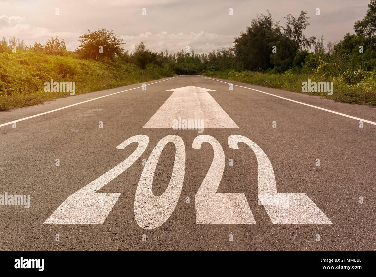 Frohes neues Jahr 2022 weißer Text Zahlen Aufwärtspfeil auf Straßenhintergrund Farbkonzept für Konfetti auf Morgenansicht. Auf Start Geschäft im Trend 2022 Stockfoto
