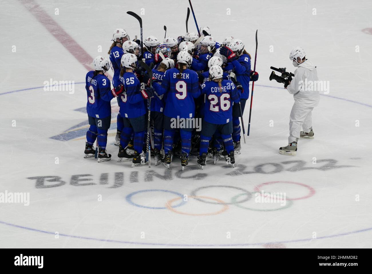 Peking, China. 11th. Februar 2022. Das Team der Vereinigten Staaten feiert am Freitag, den 11. Februar 2022, im Wukesong Sports Center bei den Olympischen Winterspielen 2022 in Peking ihren Sieg über das Team der Tschechischen Republik bei den Play-offs im Viertelfinale der Frauen. Foto von Paul Hanna/UPI Credit: UPI/Alamy Live News Stockfoto
