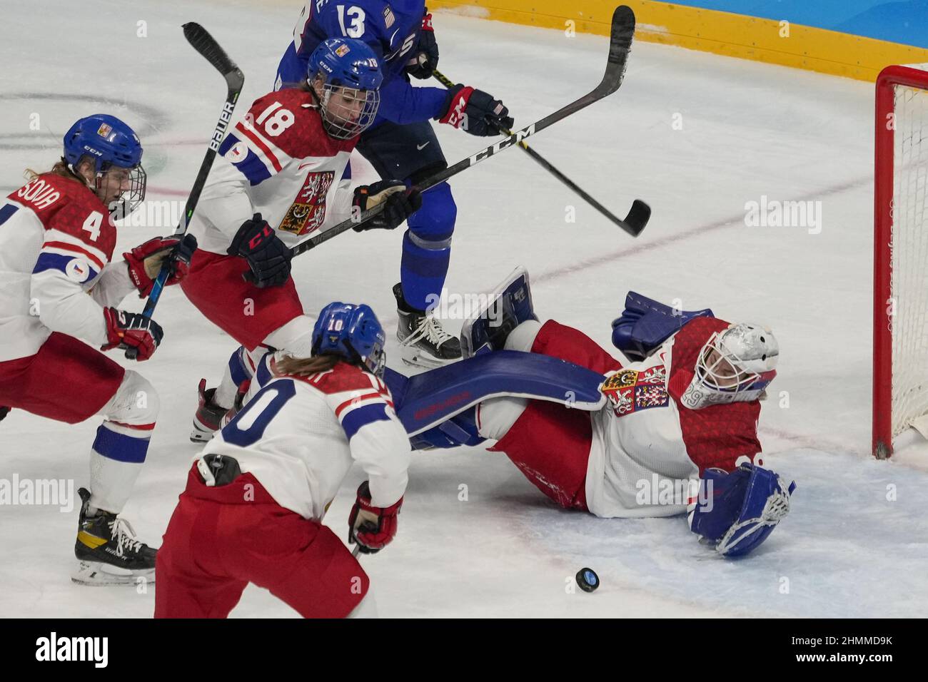 Peking, China. 11th. Februar 2022. Die Torhüterin Klara Peslarova #29 des Teams der Tschechischen Republik verteidigt das Tor während ihres Viertelfinals-Eishockey-Spiels der Frauen im Wukesong Sports Center bei den Olympischen Winterspielen 2022 in Peking am Freitag, den 11. Februar 2022. Foto von Paul Hanna/UPI Credit: UPI/Alamy Live News Stockfoto