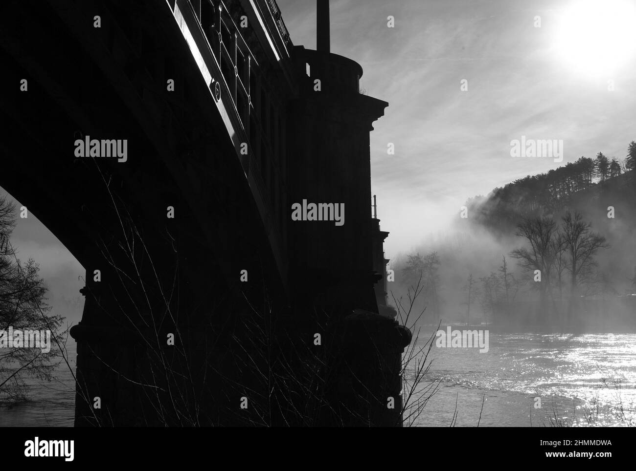 Nebel über dem Fluss Lot, Cahors, Departement Lot, Frankreich Stockfoto