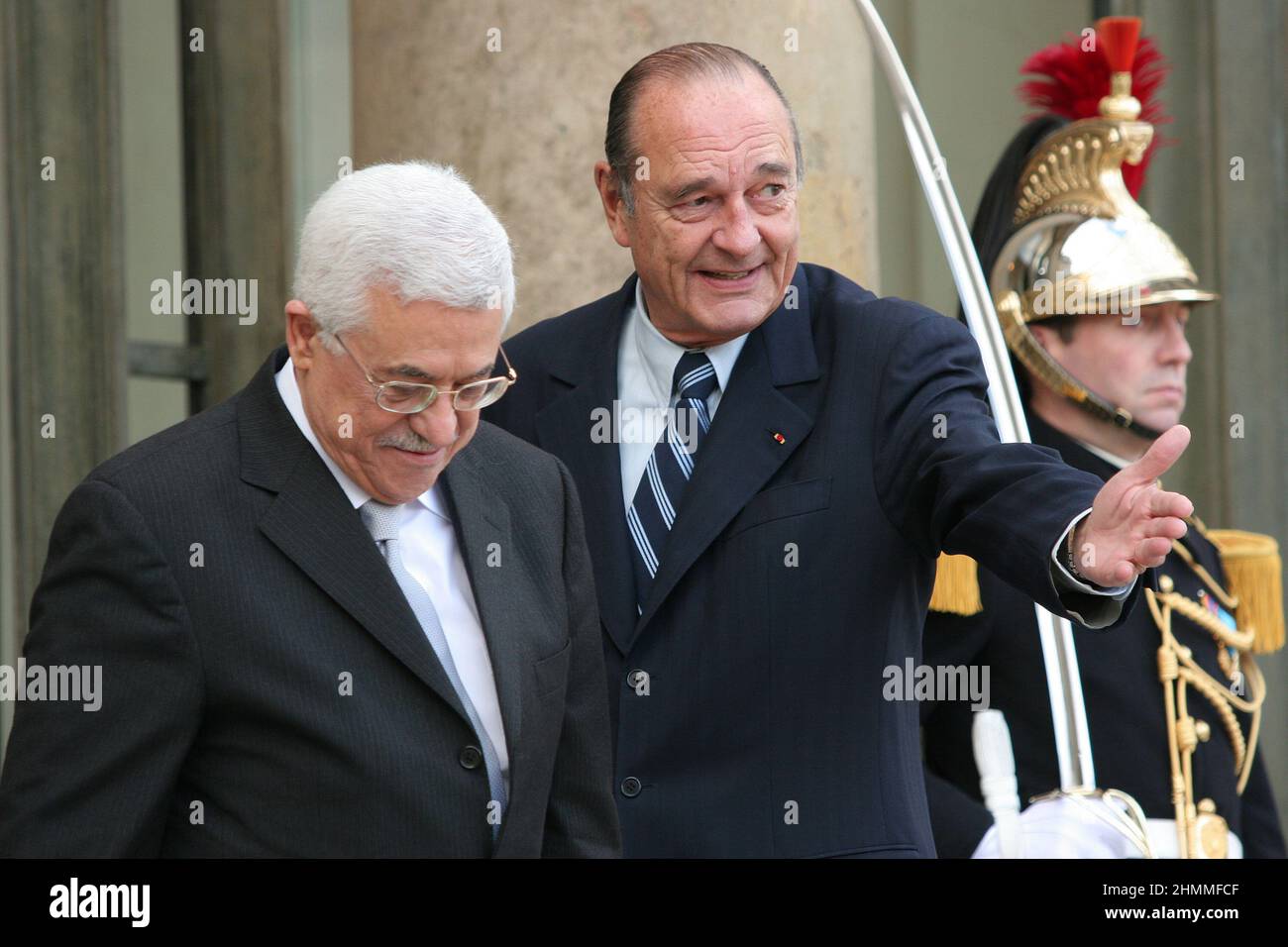 Paris (Frankreich), Elyse-Palast: Mahmoud Abbas beendet seine offiziellen Besuche in mehreren Ländern Europas. Der palästinensische Präsident kam nach Frankreich, um Jacques Chiracs Unterstützung und Unterstützung für die Reaktivierung des Friedensprozesses zwischen Israel und der palästinensischen Einheitsregierung mit der Hamas zu erbitten (2007/02/24). Stockfoto