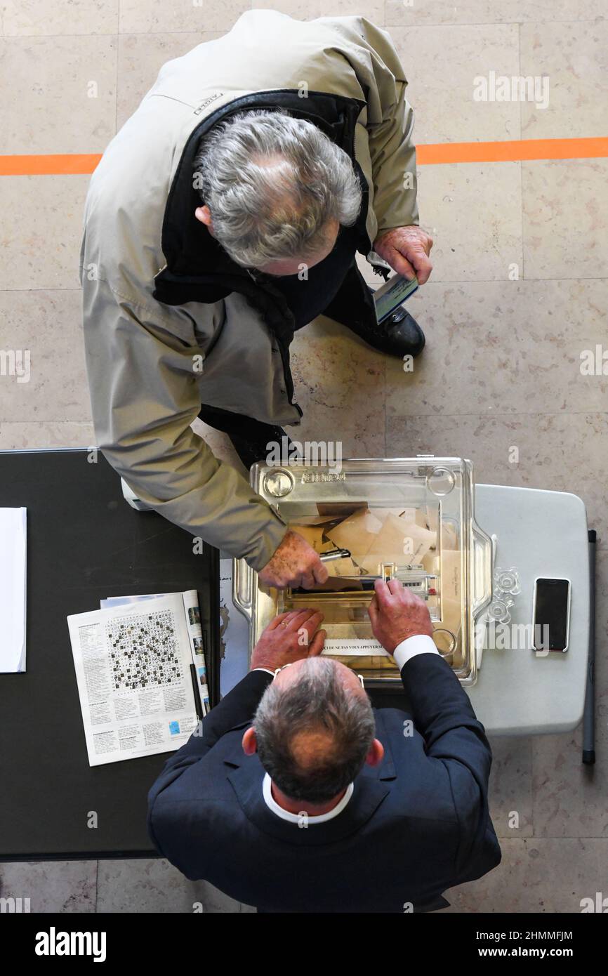 Dieppe (Südostfrankreich), am 15. März 2020: Wahllokal für die Kommunalwahlen 2020. Ältere Person, die eine Stimme abgegeben hat Stockfoto