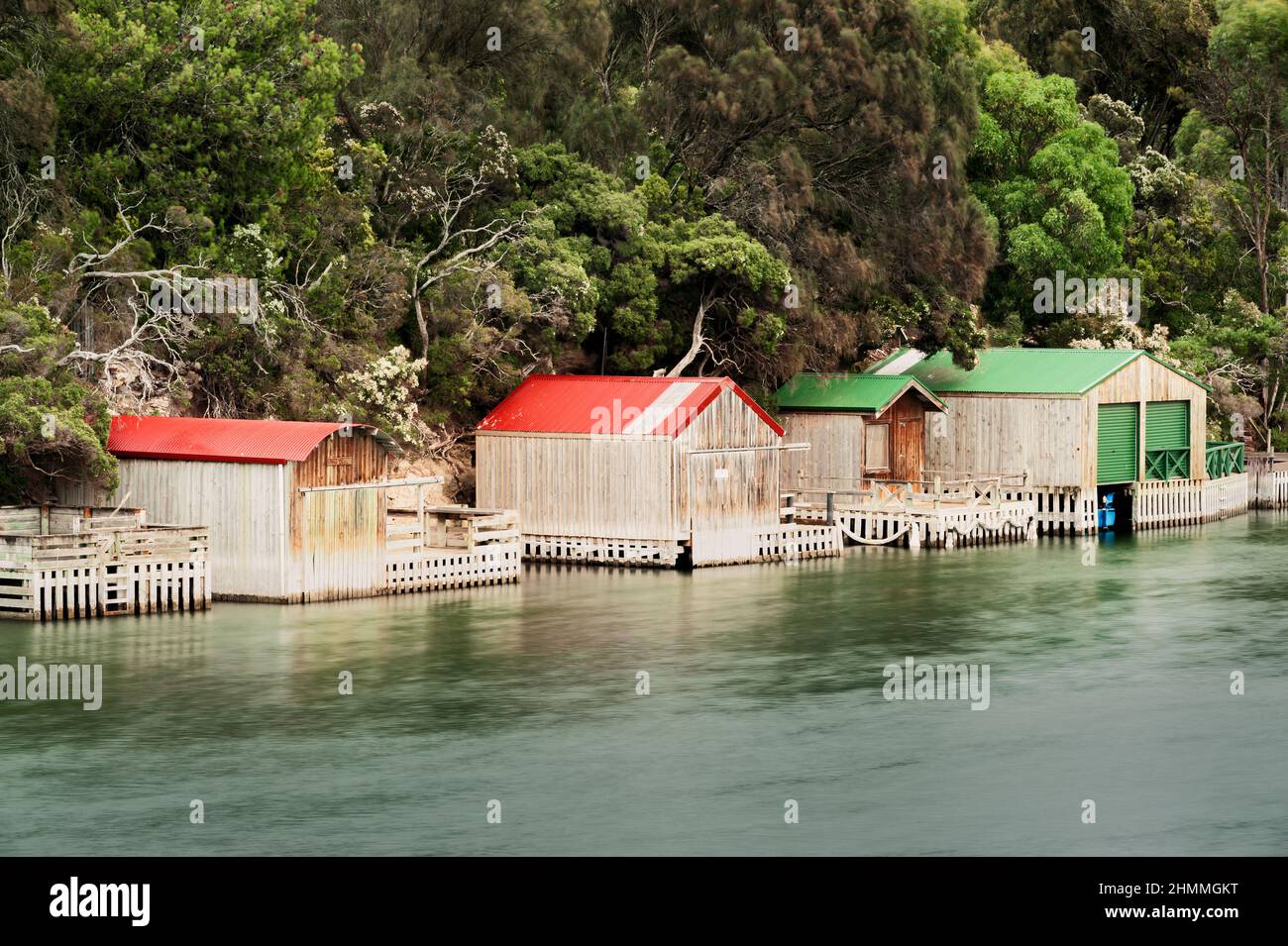 Bunte Bootsschuppen am Glenelg River. Stockfoto