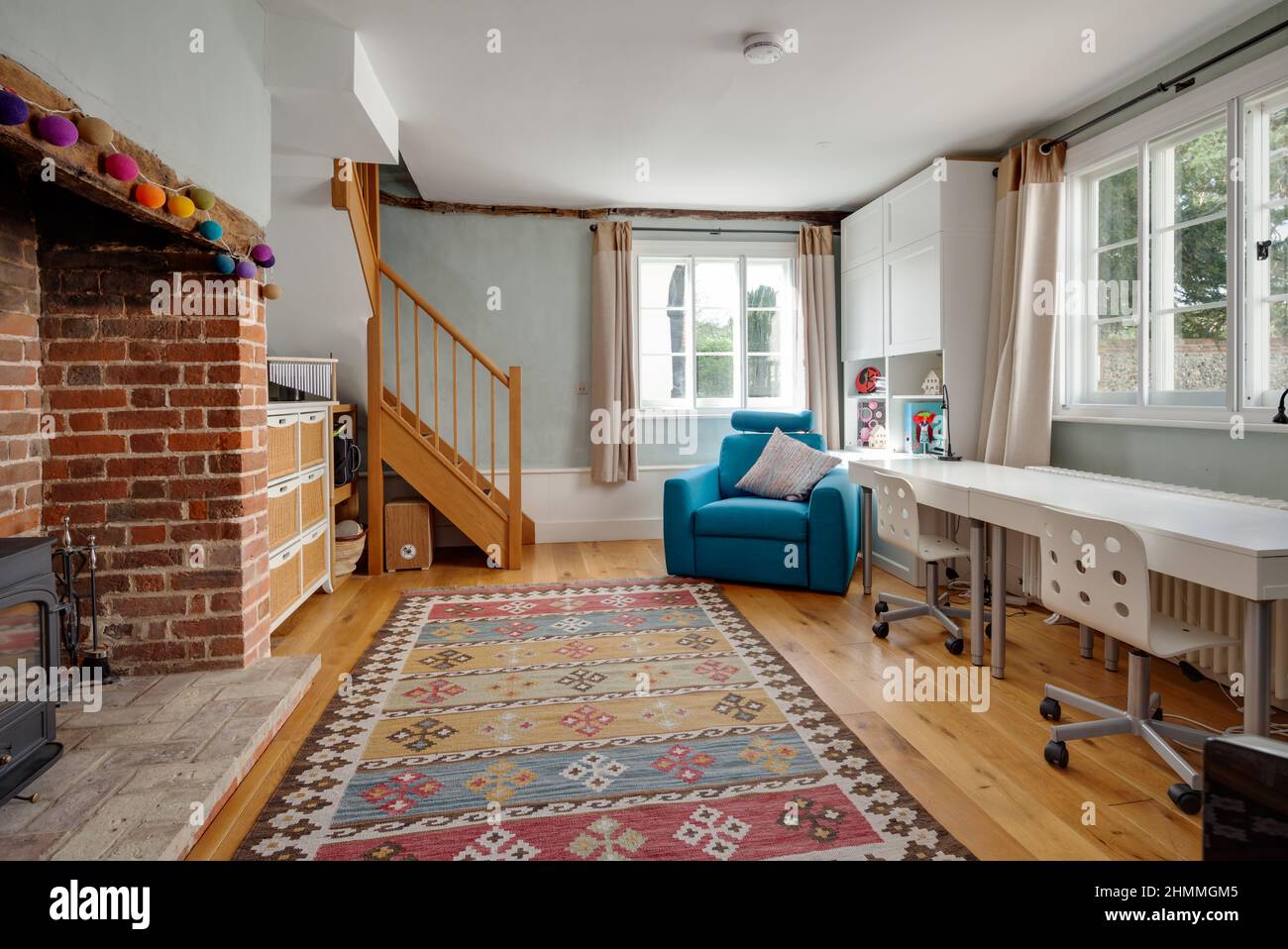 Great Chesterford, Essex - April 3 2017 - sehr stilvoll modern eingerichtetes Zimmer in einem alten Cottage, das als Arbeitszimmer mit hellem Sonnenlicht genutzt wurde Stockfoto