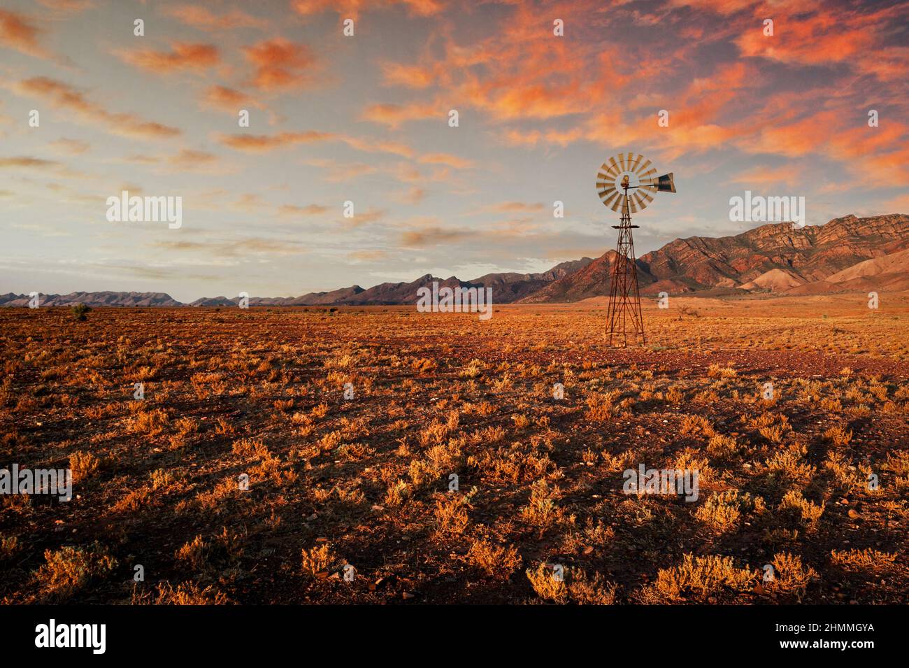 Legendäre australische Windmühle bei Sonnenuntergang in den Flinders Ranges. Stockfoto