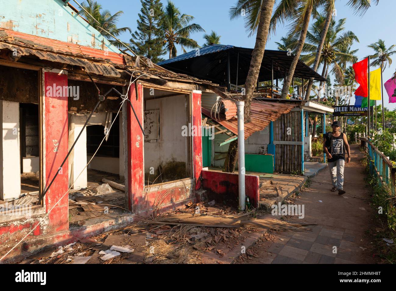 Varkala, Indien - Januar 2022: Verlassene Geschäfte und Restaurants nach der Krise im Reisesektor, die durch Covid auf der Varkala-Klippe verursacht wurde. Stockfoto