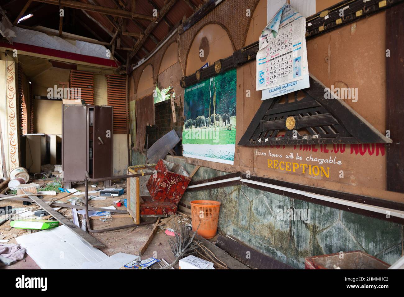 Varkala, Indien - Januar 2022: Verlassene Geschäfte und Restaurants nach der Krise im Reisesektor, die durch Covid auf der Varkala-Klippe verursacht wurde. Stockfoto