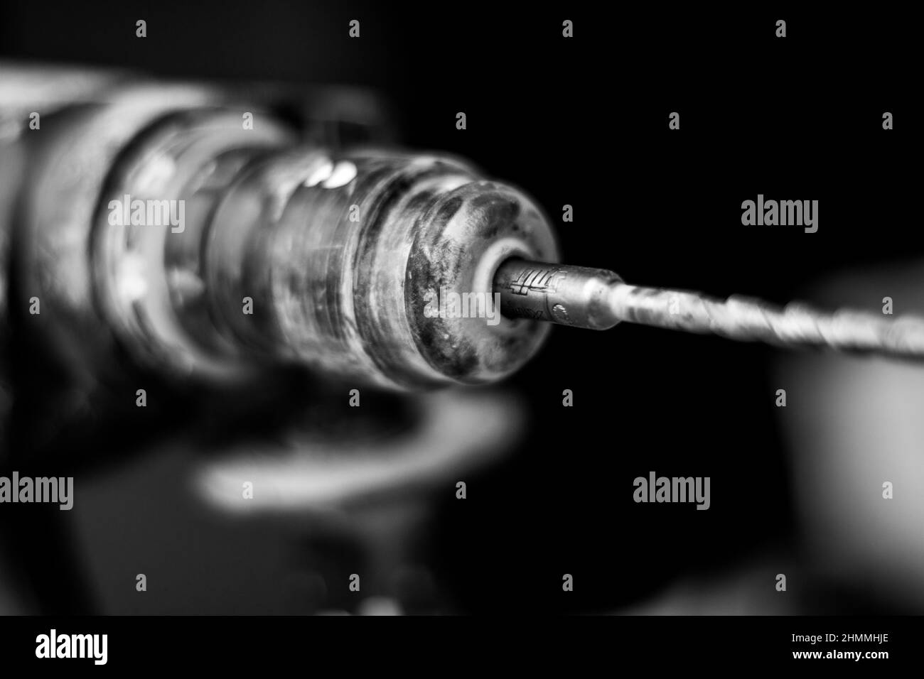 Schwarzweiß-Fotografie einer Nahaufnahme des Bohrkopfes einer Bohrmaschine. Stockfoto