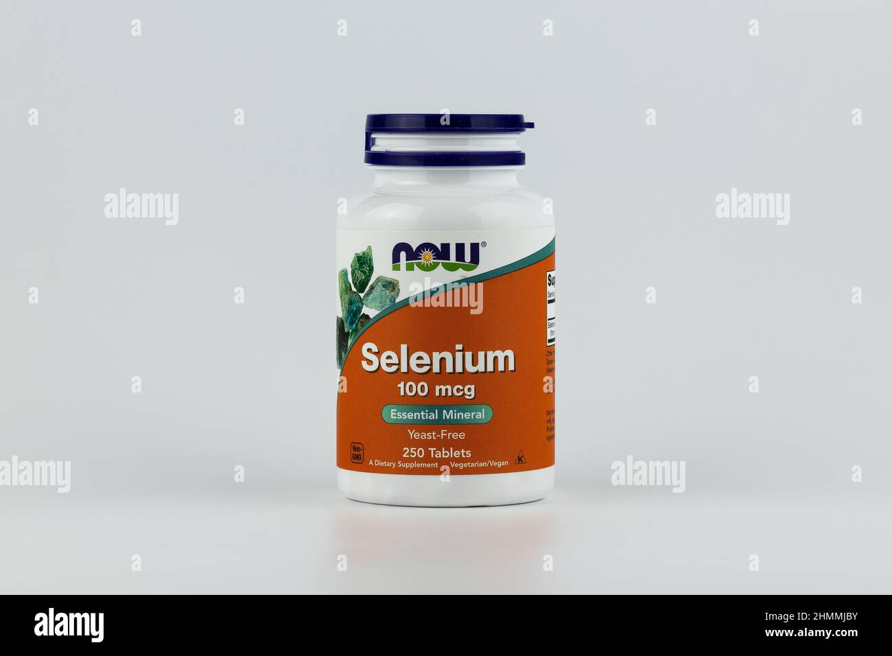 Selen-Tabletten im Glas. Nahrungsergänzungsmittel redaktionelles Foto Stockfoto