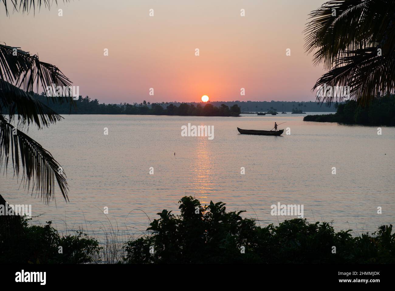 Kerala, Indien - Januar 2022: Sonnenuntergang am Paravur-See bei Kollam Stockfoto