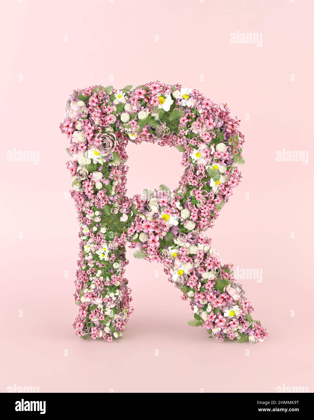 Kreatives Schreiben R Konzept aus frischen Frühling Hochzeitsblumen. Blumenschriftkonzept auf pastellrosa Hintergrund. Stockfoto