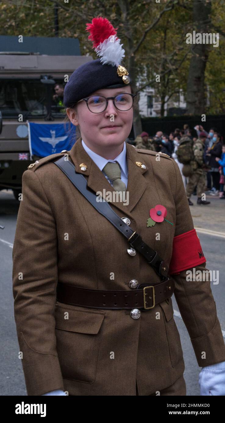 Nahaufnahme einer Frau in der Uniform des Royal Regiment of Fusiliers auf der Lord Mayor’s Show 2021, Victoria Embankment, London. Stockfoto