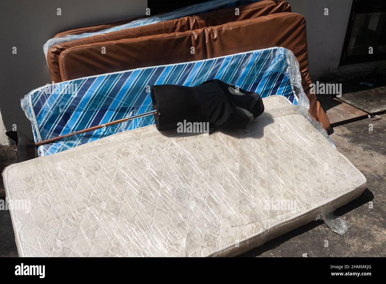 25.05.2021, Singapur, Republik Singapur, Asien - Alte und weggeworfene Matratzen häufen sich am Straßenrand im Viertel Little India. Stockfoto