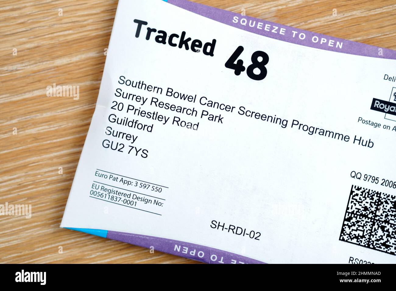 Ein Rückumschlag-Paket für das britische Testkit für das Screening von Darmkrebs nach NHS. Bekannt als fäkaler immunochemischer Test oder FIT zur Entnahme einer Poo-Probe Stockfoto