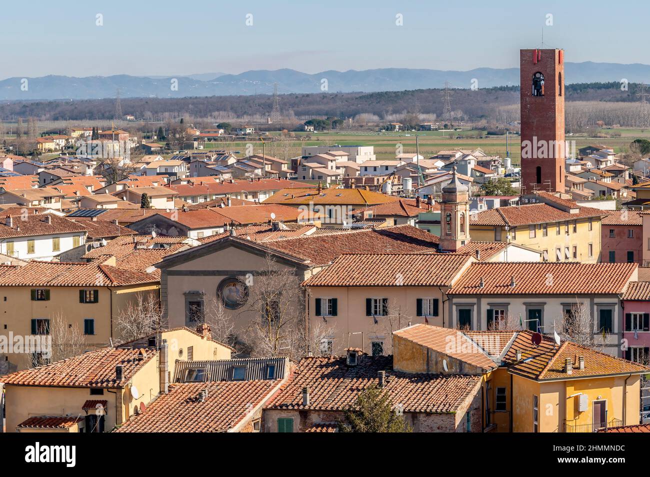 Luftaufnahme des historischen Zentrums von Bientina, Pisa, Italien, an einem sonnigen Tag Stockfoto