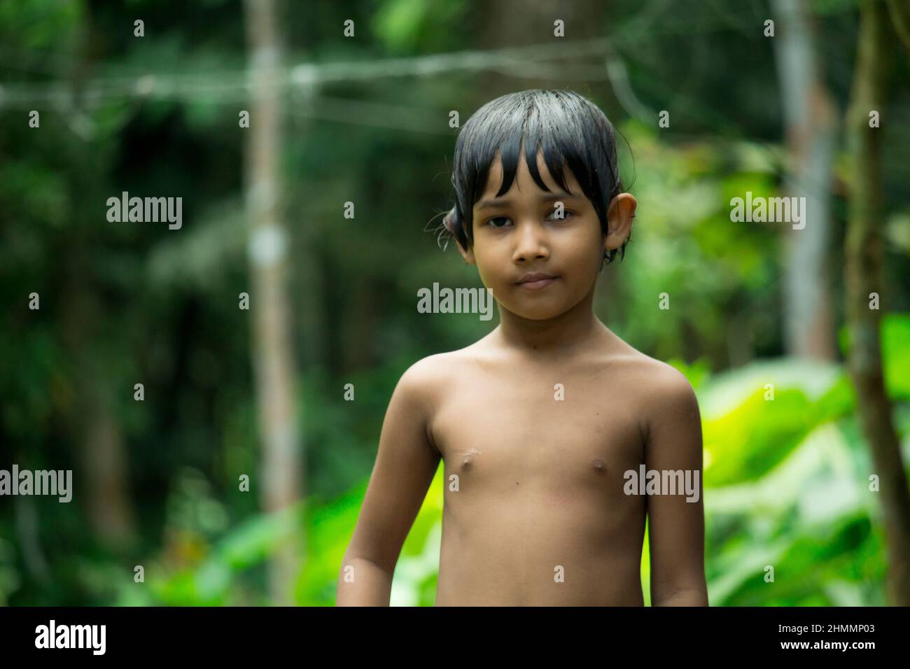 03-Okt-2021, Barisal, Bangladesch. Kleines Baby auf grünem Hintergrund Stockfoto