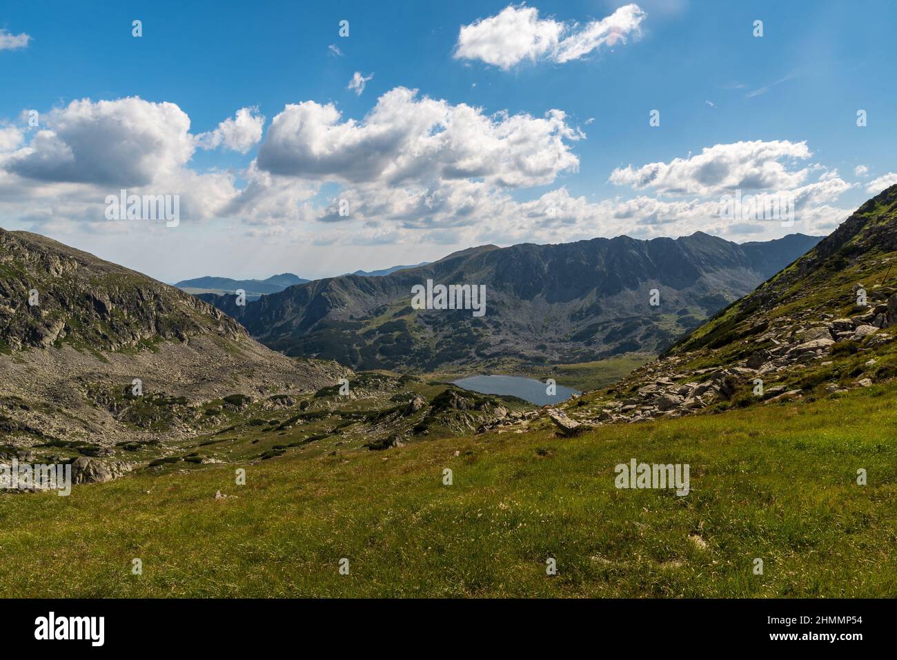 Bucura See mit Gipfeln rund um von Sau Custura Bucurei Bergpass in Retezat Berge in Rumänien Stockfoto