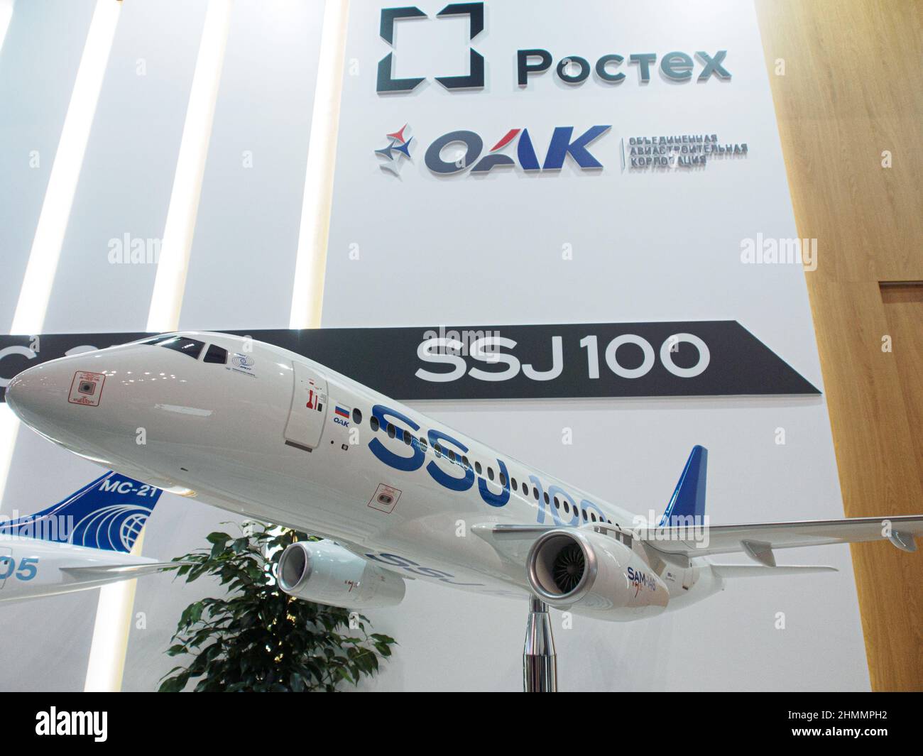 Moskau, Russland. 09th. Februar 2022. Ein Modell des Sukhoi Superjet 100 (SSJ 100) Regionaljet auf der National Aviation Infrastructure Show 9th (NAIS).NAIS Forum & Show ist die Branchenveranstaltung in Russland und der GUS für Fachleute der Reiserouten und der zivilen Luftfahrtinfrastruktur: Flughäfen, Flugplätze, Hubschrauberzentren, Fluggesellschaften und andere Fluggesellschaften. Kredit: SOPA Images Limited/Alamy Live Nachrichten Stockfoto