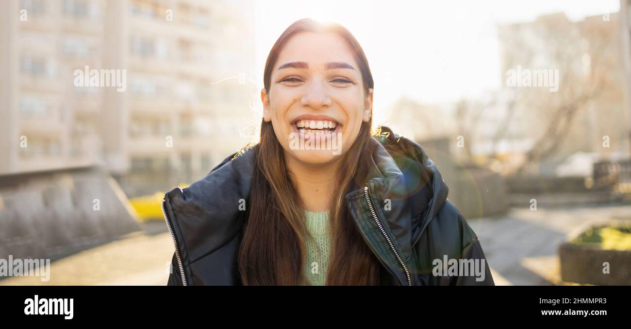 Porträt einer positiven Frau, die einen Frühlingstag genießt und lächelt Stockfoto