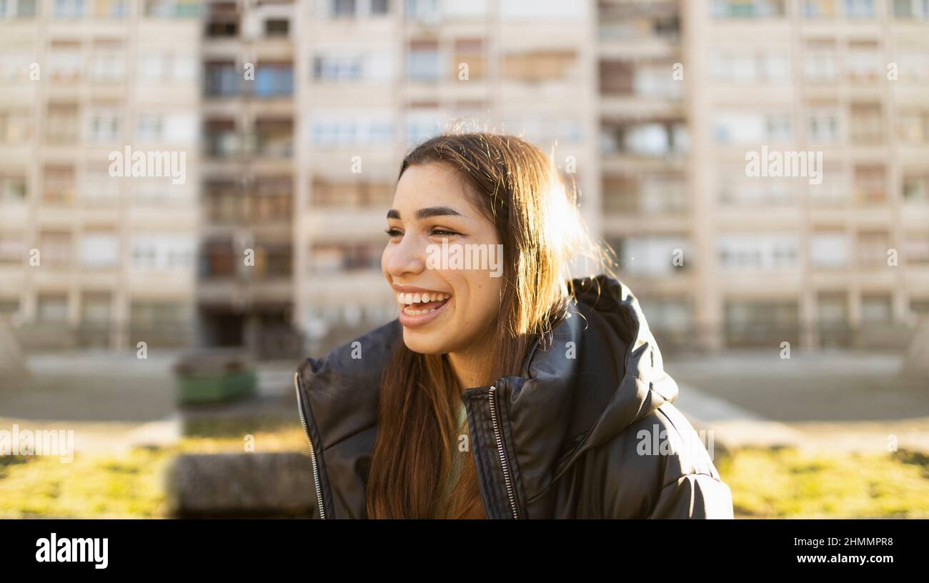 Positive und glückliche Mädchen lächelt während eines schönen Frühlingstages Stockfoto