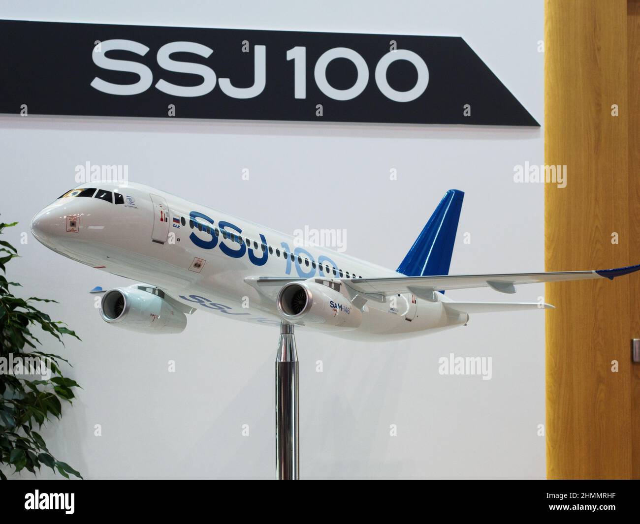 Ein Modell des Sukhoi Superjet 100 (SSJ 100) Regionaljets, das auf der National Aviation Infrastructure Show (NAIS) 9th gezeigt wurde.NAIS Forum & Show ist die Branchenveranstaltung in Russland und der GUS für Fachleute der Reiserouten und der Infrastruktur der zivilen Luftfahrt: Flughäfen, Flugplätze, Hubschrauberzentren, Fluggesellschaften und andere Fluggesellschaften. (Foto von Alexander Sayganov / SOPA Images/Sipa USA) Stockfoto