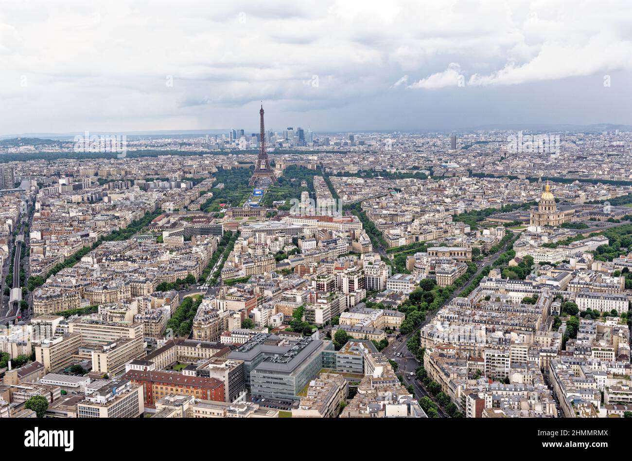 Blick über Paris, Blick auf den Eiffelturm und La Defense, von der Aussichtsplattform auf der Spitze der Tour Montparnasse, Paris, Frankreich. Stockfoto