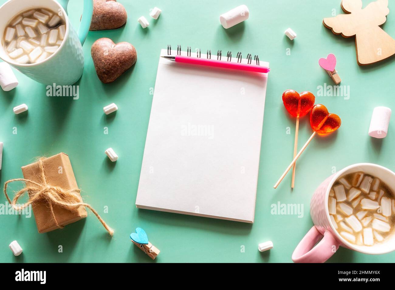 valentinstagsgeschenk und leerer Notizblock für Text, Liebesbrief, Gratulation Stockfoto