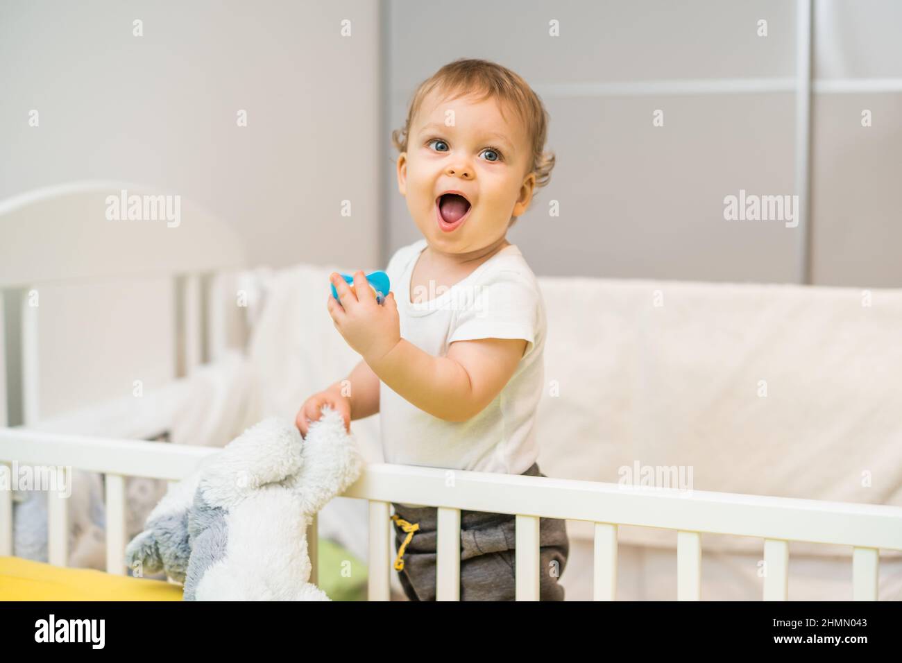 Bild von niedlichen Baby Junge Zeit in der Krippe verbringen. Stockfoto