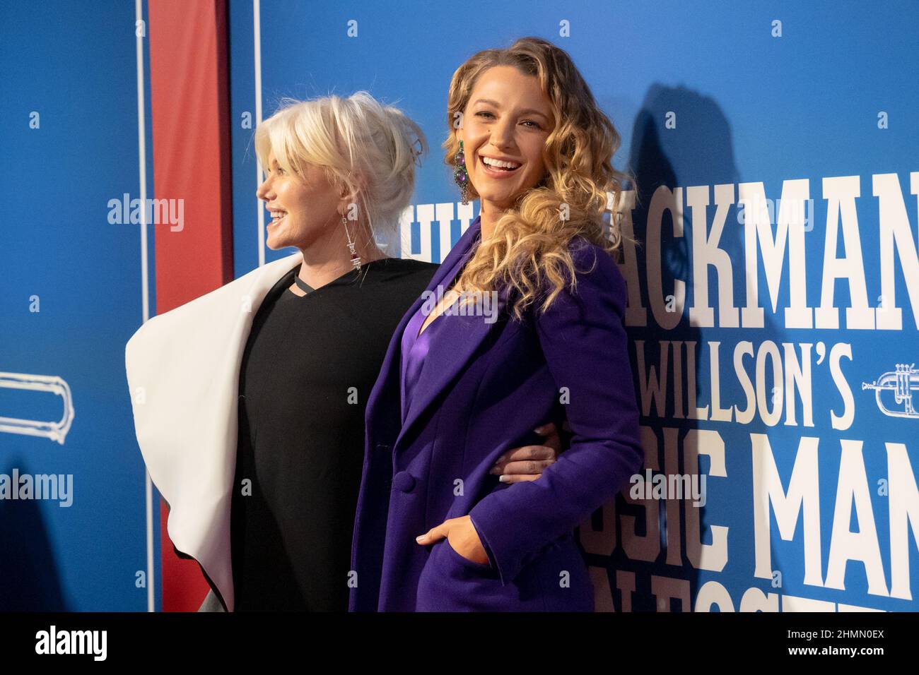 Deborra-Lee Furness, Ehefrau von „Music man“-Star Hugh Jackman, und Blake Lively nehmen am 10. Februar 2022 an der Eröffnung des Musicals „The Music man“ im Winter Garden Theatre am Broadway in New York, New York, Teil. (Foto von Gabriele Holtermann/Sipa USA) Stockfoto