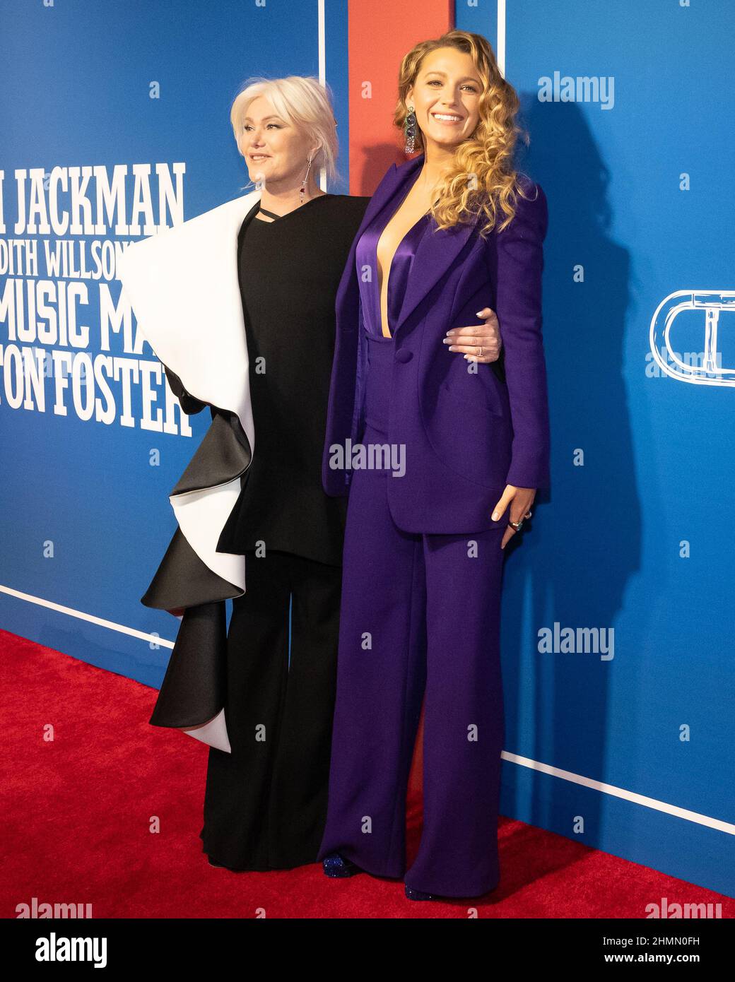 Deborra-Lee Furness, Ehefrau von „Music man“-Star Hugh Jackman, und Blake Lively nehmen am 10. Februar 2022 an der Eröffnung des Musicals „The Music man“ im Winter Garden Theatre am Broadway in New York, New York, Teil. (Foto von Gabriele Holtermann/Sipa USA) Stockfoto