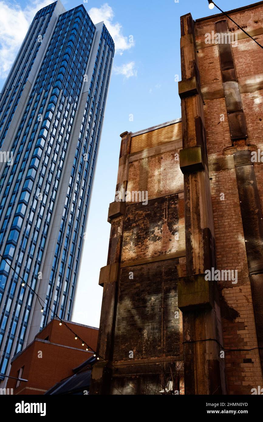 Alte und neue Gebäude, Ziegel und Stahl Stockfoto