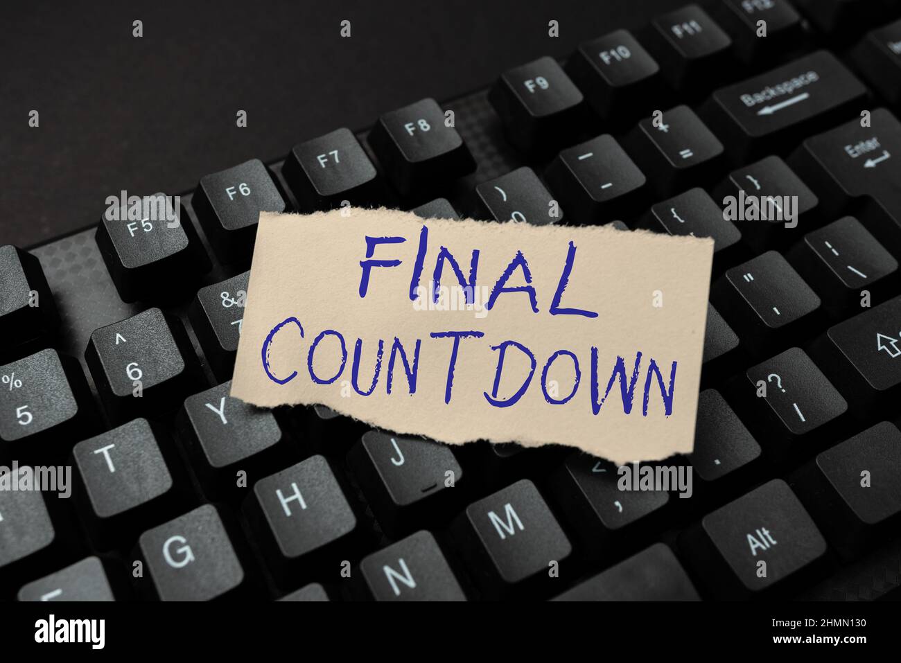 Hand schreiben Zeichen Final Countdown. Überblick über das Unternehmen Letzter Moment jeder Arbeit, in dem keine Diskussion über das Schreiben einer Beschwerde in Social Media möglich ist Stockfoto