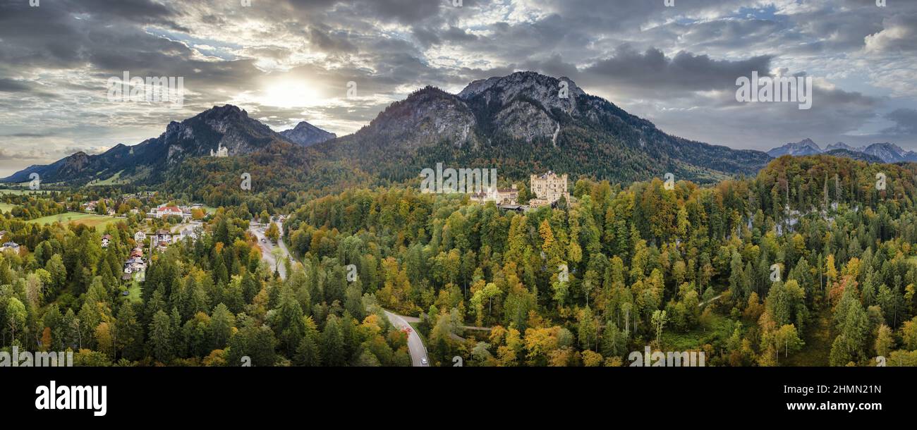 Schloss Hohenschwangau und Schloss Neuschwanstein mit den bayerischen Alpen, Deutschland, Bayern Stockfoto