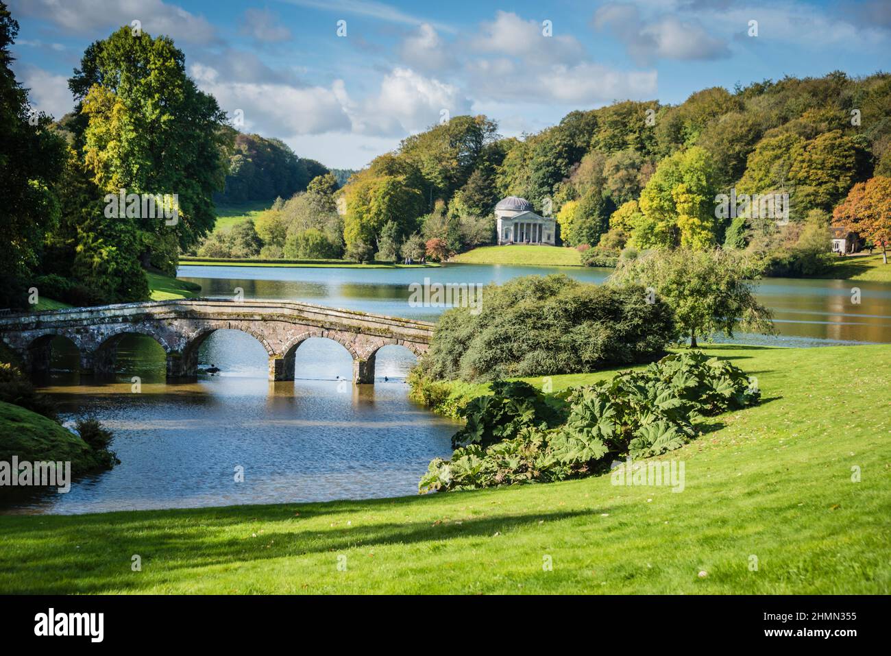 Palladian Bridge und Pantheon in den Stourhead Gardens, Wiltshire, Großbritannien. Stockfoto