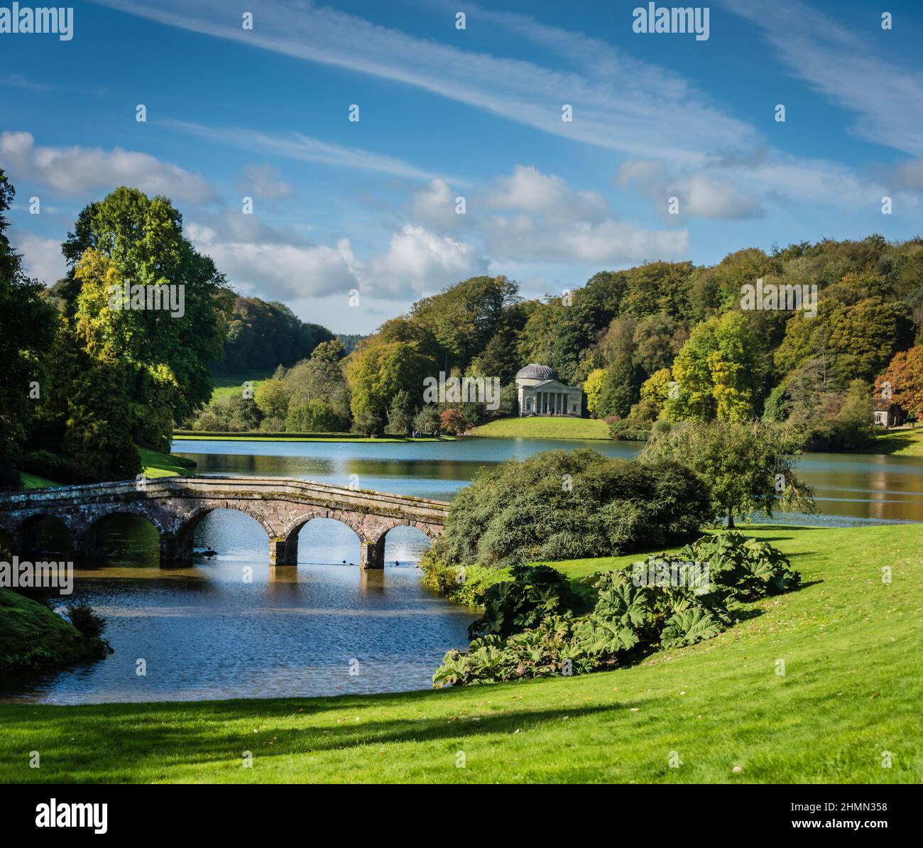 Palladian Bridge und Pantheon in den Stourhead Gardens, Wiltshire, Großbritannien. Stockfoto